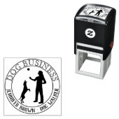 Trainer Walker Spelen met Dog Zelfinktende Stempel (In situ)