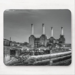 Trains pass Battersea Power Station, Londen Muismat