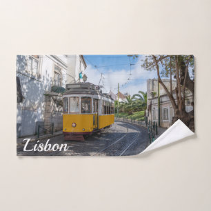 Tramway jaune rétro dans la rue à Lisbonne, Portug