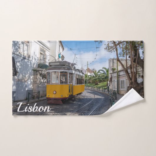Tramway jaune rétro dans la rue à Lisbonne, Portug (Serviette à main)