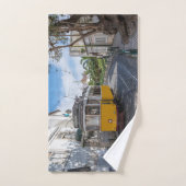 Tramway jaune rétro dans la rue à Lisbonne, Portug (Serviette à main)