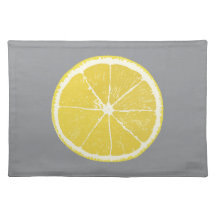 Tranche de citron minimaliste sur un set de table