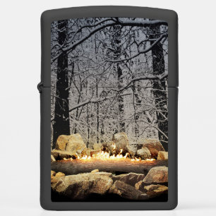 Tranquil Burning Yule Log in een Snowy Forest