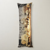 Tranquil Burning Yule Log in een Snowy Forest Lichaamskussen (Achterkant (Verticaal))