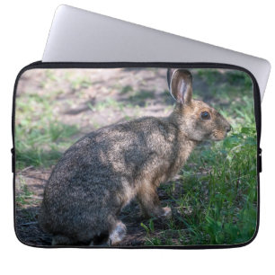 Tranquil Rabbit: Rust in Natuur Laptop Sleeve