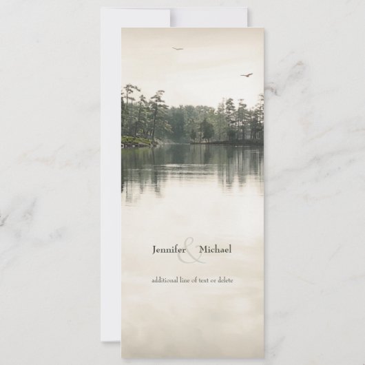 Tranquil rustieke Lake Reflectie Slanke bruiloft Kaart (Achterkant)