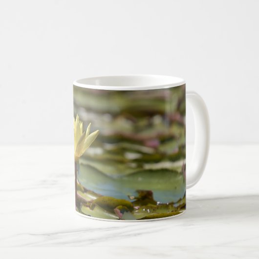 Tranquil Water Lily Coffee Mug – Nature Photograph (Devant droit)