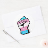 Trans Pride Fist Ronde Sticker (Envelop)