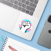 Trans Pride Vuist Cirkelprint Sticker (Laptop met iPhone)
