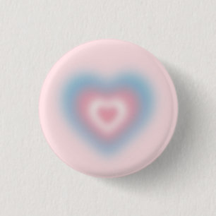 Trans vlag kleuren op een wazig hart ronde button 3,2 cm