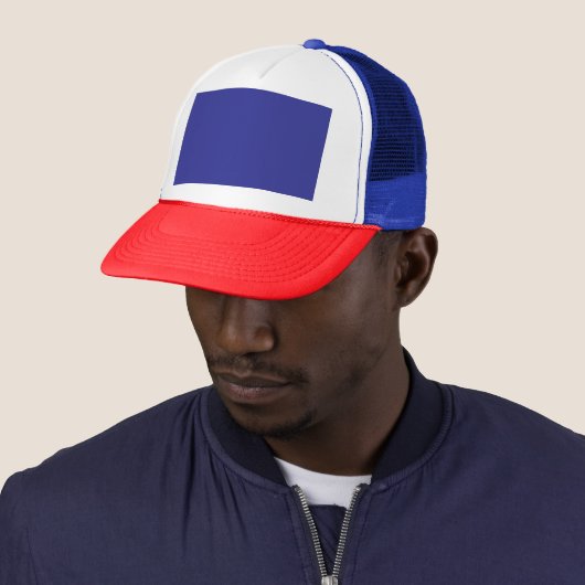 Transformeer uw ruimte met een verbluffende blauwe trucker pet (In situ)