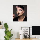 Transwoman finissant son affiche de maquillage (Bureau à domicile)