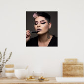 Transwoman finissant son affiche de maquillage (Cuisine)