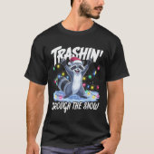 Trashin' Through The Snow Funny Christmas Raccoon T-shirt (Voorkant)