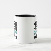 Travailler dur Jouer Harder Gamers Geek Mug (Centre)