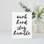 Travailler dur rester humble carte postale (Debout devant)