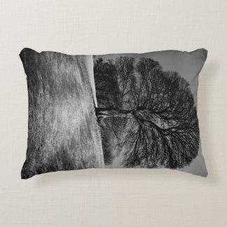 Tree Shaped by the Wind. A lone tree guards a Mend Accent Kussen
