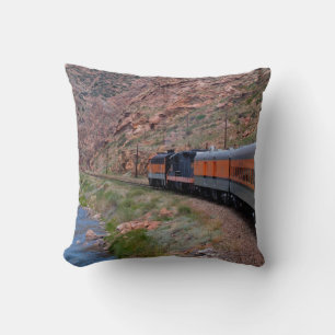 Trein in een canyon naast een rivierkussen kussen
