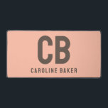 Trend Color Soft Peach Nom du bureau Mat<br><div class="desc">Voici la couleur tendance du ressort : Soft Peach. Mat de bureau massif moderne et élégant avec monogramme personnalisable et nom dans une police minimaliste en couleur marron. Son design simple et épuré dans une couleur solide offre un charme intemporel et classique. Découvrez nos couleurs printanières tendance pour plus de...</div>