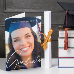 Trendy 2025 Afstuderen Foto Wit Script Gevouwen Aankondiging