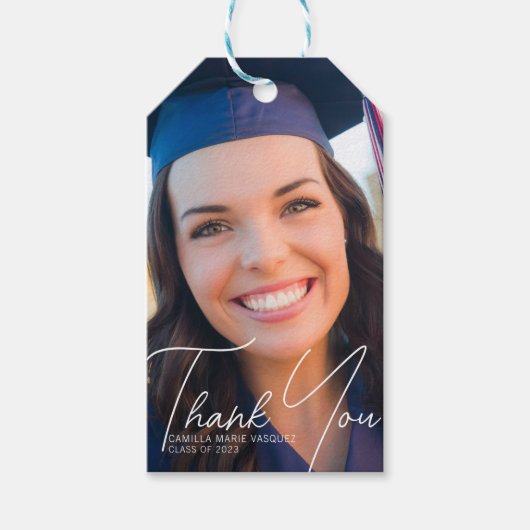 Trendy Afstudeerfoto Witte Script Feest Cadeaulabel (Voorkant)