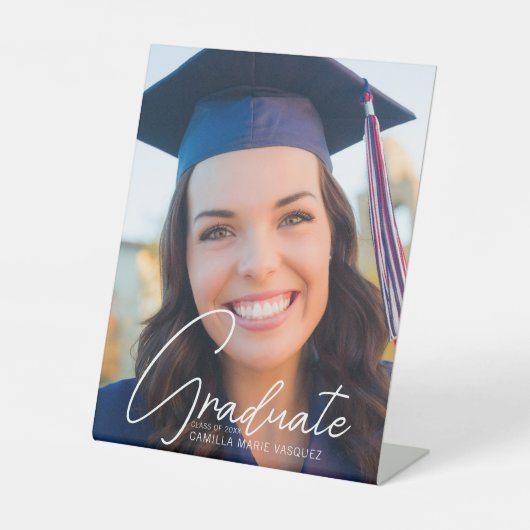 Trendy Afstuderen Foto Wit Script Party Reclamebord Met Voetstuk (Voorkant)