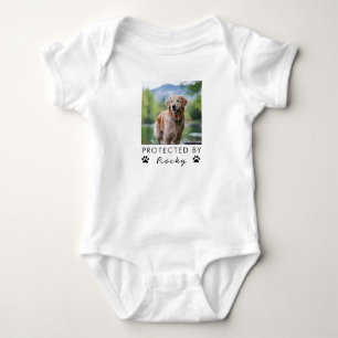 Trendy Beschermd Door Hond Aangepaste Foto en teks Romper