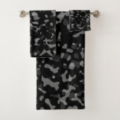 Trendy Black en Grey Camouflage Pattern Bad Handdoek (Insitu)