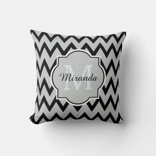 Trendy Black Gray Chevron Zigzag Name en Monogram Kussen (Voorkant)
