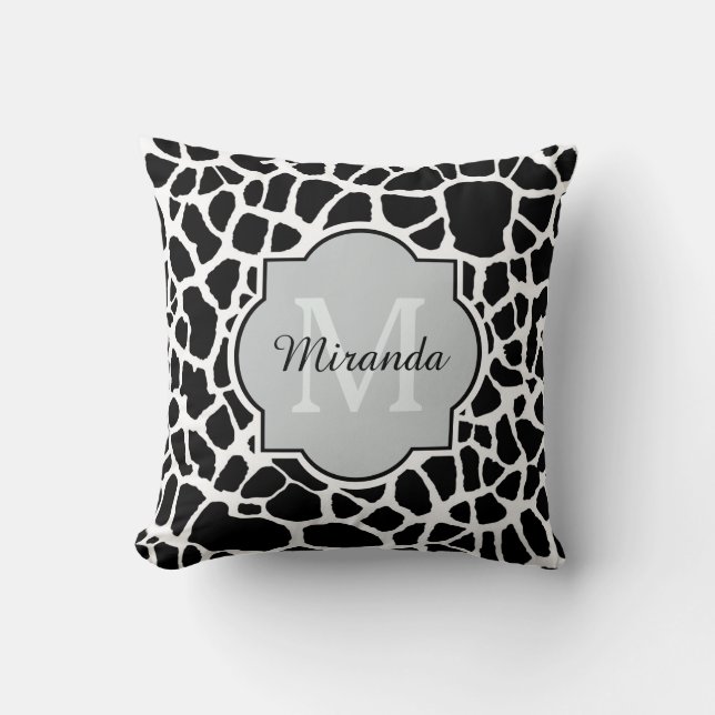 Trendy Black White Giraffe Print Monogramed Name Kussen (Voorkant)