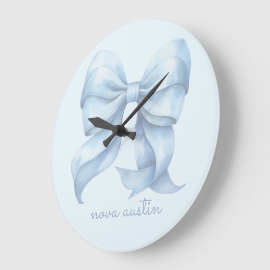 Trendy blauwe strik gepersonaliseerd met naam en m grote klok (Hoek)