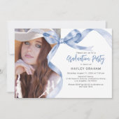 Trendy Blue Bow Photo Graduation Party Uitnodiging (Voorkant)