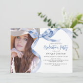 Trendy Blue Bow Photo Graduation Party Uitnodiging (Staand voorkant)