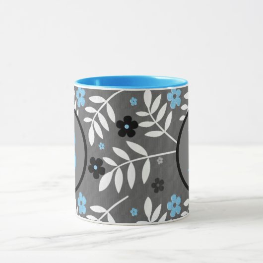 Trendy Blue en Gray Floral Monogram Mok (Midden)