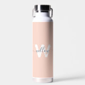 Trendy Blush Roze Script Typografie Monogram Waterfles (Voorkant)