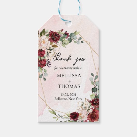 Trendy bordeauxrode eucalyptus en gouden bruiloft cadeaulabel (Voorkant)