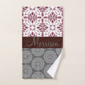 Trendy Burgundy en Gray Damask Monogram Bad Handdoek (Handdoek)