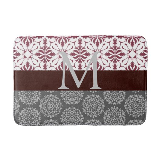 Trendy Burgundy en Gray Damask Monogram Badmat (Voorkant)