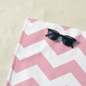 Trendy Chevron Patroon met naam - pastel roze Strandlaken (In situ)