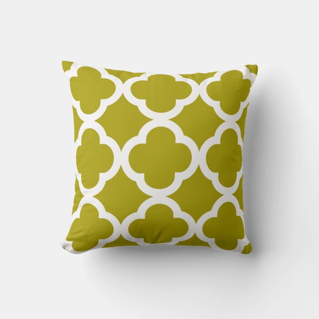 Trendy Clover Pattern in Chartreuse Green Kussen (Voorkant)