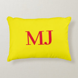 Trendy effen eenvoudig geel rood monogram initiale accent kussen