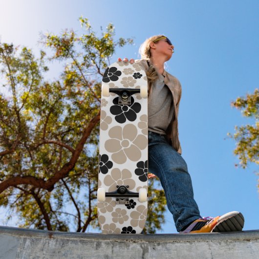 Trendy Flower Pattern in Taupe, Black and White Skateboard (Buiten 1)