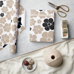 Trendy Flower Pattern in Taupe, Black en White Cadeaupapier