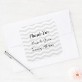 Trendy grijs en wit chevron patroon bruiloft vierkante sticker (Envelop)