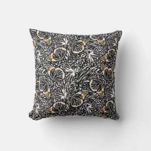 Trendy hand sketch butterflies die met elkaar verm kussen