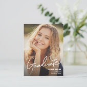 Trendy handlettering script Afstuderen Foto Aankondigingskaart (Staand voorkant)