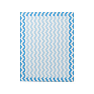 Trendy, heldere blauwe chevron zigzag strepen. notitieblok