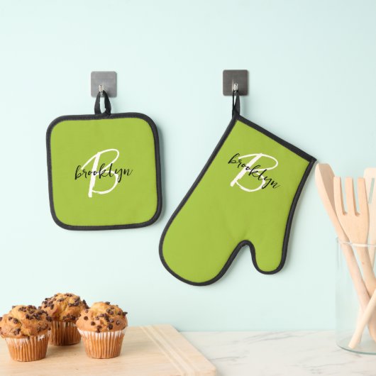 Trendy Lime Groen Zwart Wit Script Monogram Ovenwant & Pannenlap Set (Insitu(Ophanging))