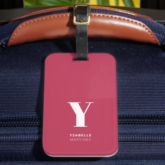 Trendy Magenta Simple Monogram Name Bagagelabel (Voorkant Insitu 2)