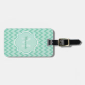 Trendy Mint Green Chevron Zigzag Name en Monogram Bagagelabel (Voorkant horizontaal)